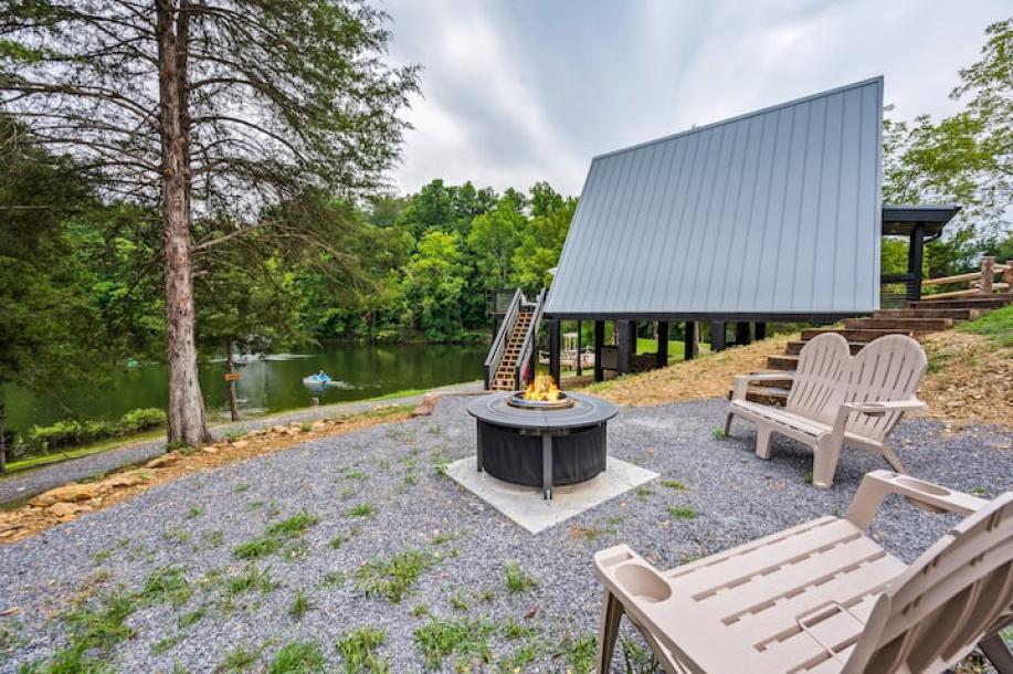 Entire cabin in Sevierville, Tennessee 4 guests1 bedroom2 beds1 bath-2