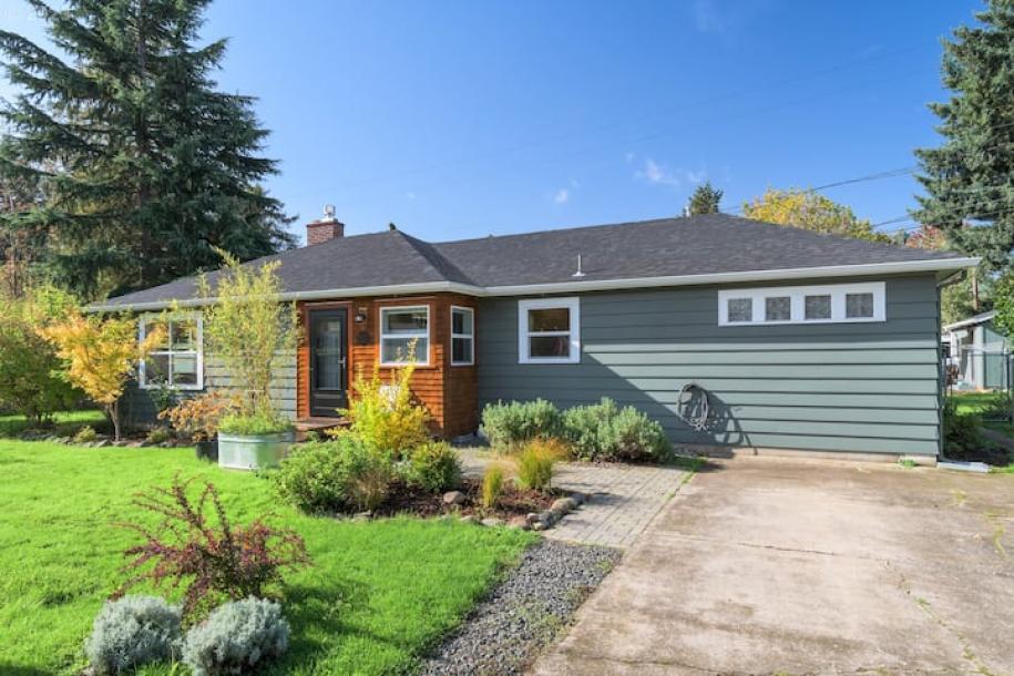 Entire vacation home in Eugene, Oregon 3 guests2 bedrooms2 beds2 baths-18