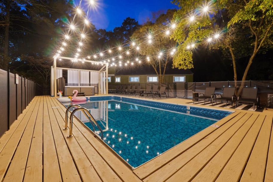 Entire home in Stonecrest, Georgia 10 guests4 bedrooms6 beds2.5 baths-0