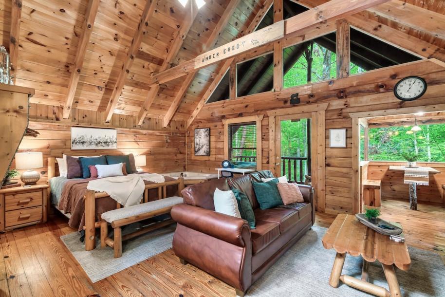 Entire cabin in Sevierville, Tennessee 4 guests1 bedroom2 beds1 bath-3