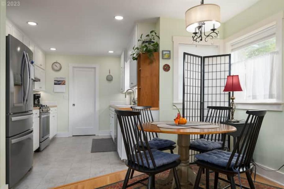 Entire vacation home in Eugene, Oregon 3 guests2 bedrooms2 beds2 baths-11