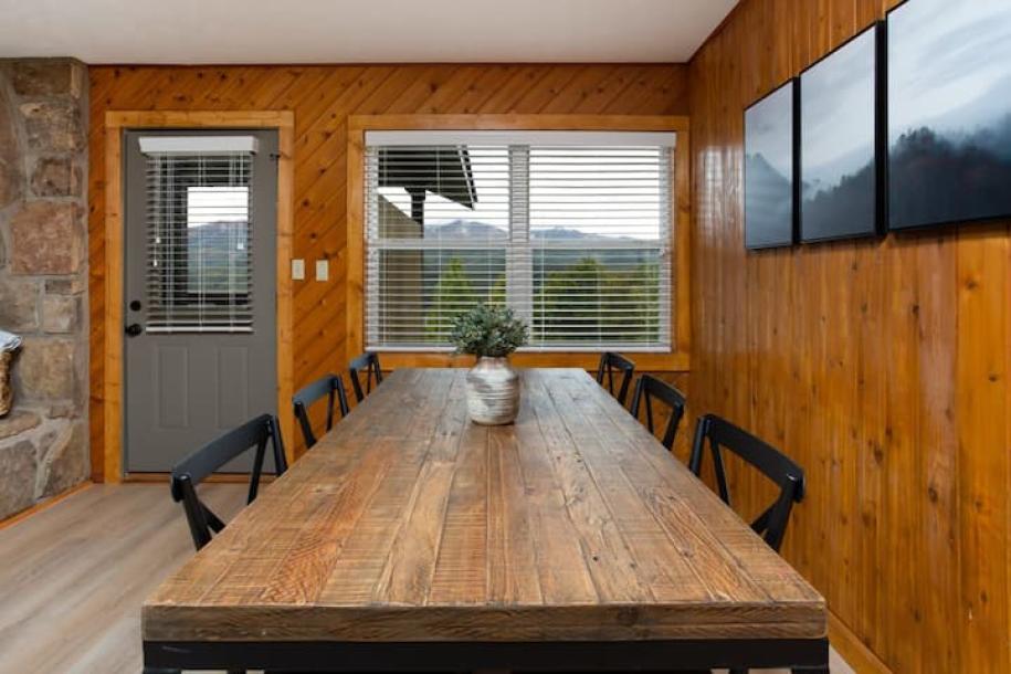 Entire cabin in Gatlinburg, Tennessee 6 guests1 bedroom3 beds1 bath-13