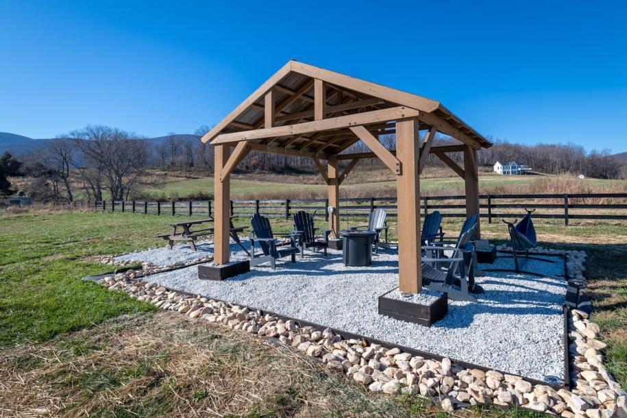 Entire cottage in Afton, Virginia 4 guests1 bedroom2 beds1 bath-8