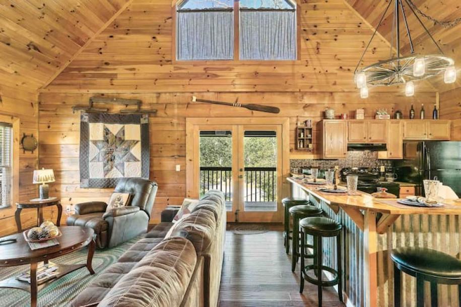 Entire cabin in Sevierville, Tennessee 4 guests2 bedrooms2 beds2 baths-14