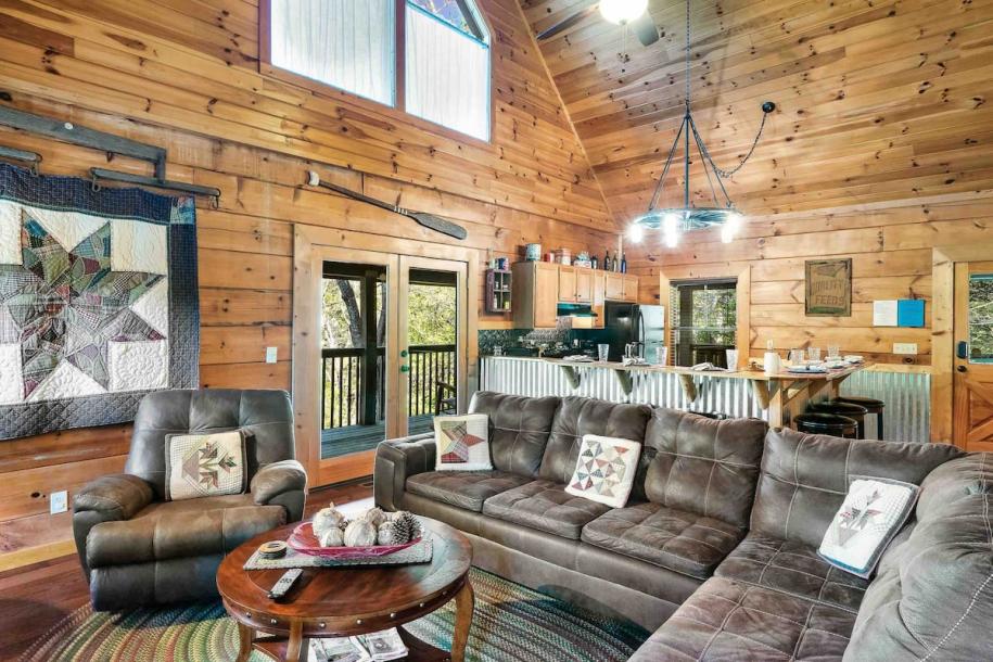 Entire cabin in Sevierville, Tennessee 4 guests2 bedrooms2 beds2 baths-13