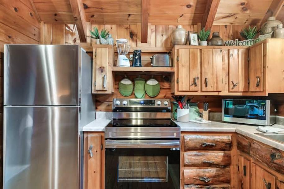 Entire cabin in Sevierville, Tennessee 4 guests1 bedroom2 beds1 bath-8