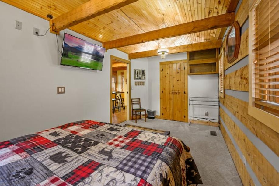 Entire cabin in Pigeon Forge, Tennessee 4 guests1 bedroom2 beds1 bath-3