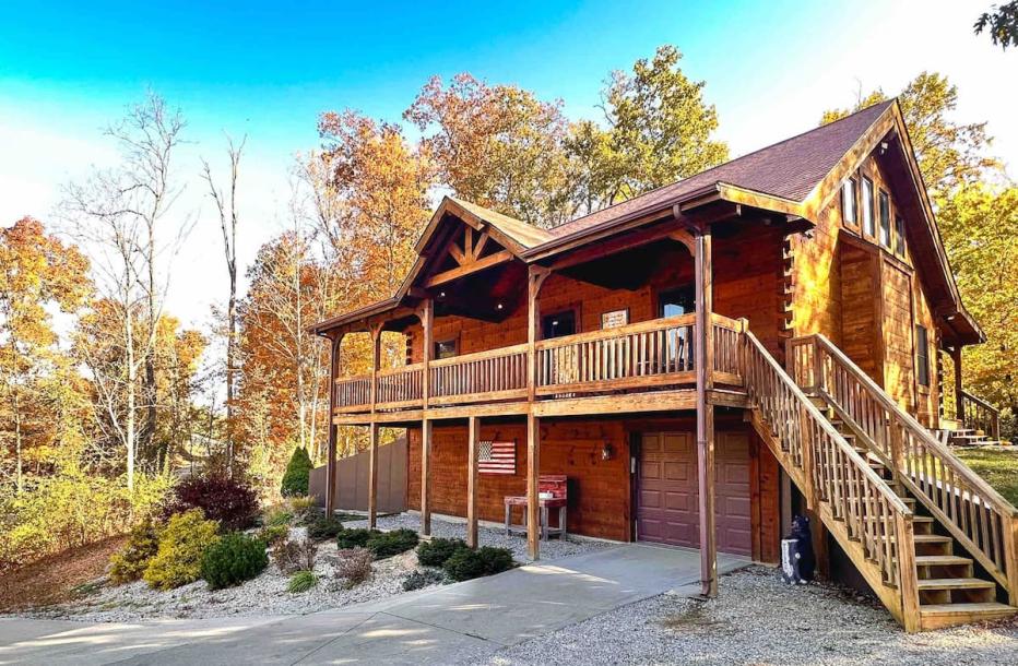 Entire cabin in Madison, Indiana 4 guests2 bedrooms2 beds2 baths-18