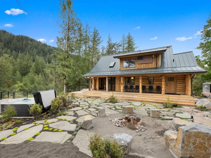 Entire home in Sandy, Oregon 6 guests2 bedrooms3 beds2 baths-0