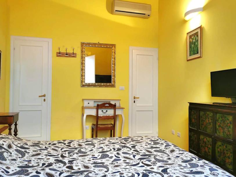 Room in Florence, Italy 1 double bedPrivate attached bathroom-5