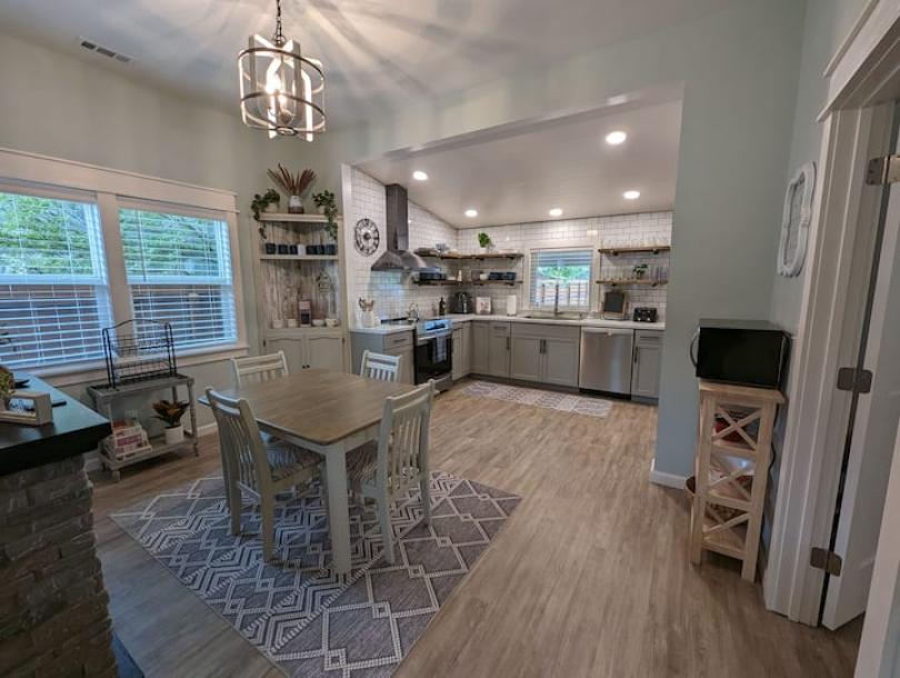 Entire home in Kingsport, Tennessee 6 guests2 bedrooms3 beds2 baths-8