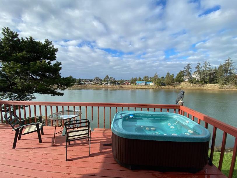 Entire home in Pacific City, Oregon 4 guests2 bedrooms2 beds1 bath-0
