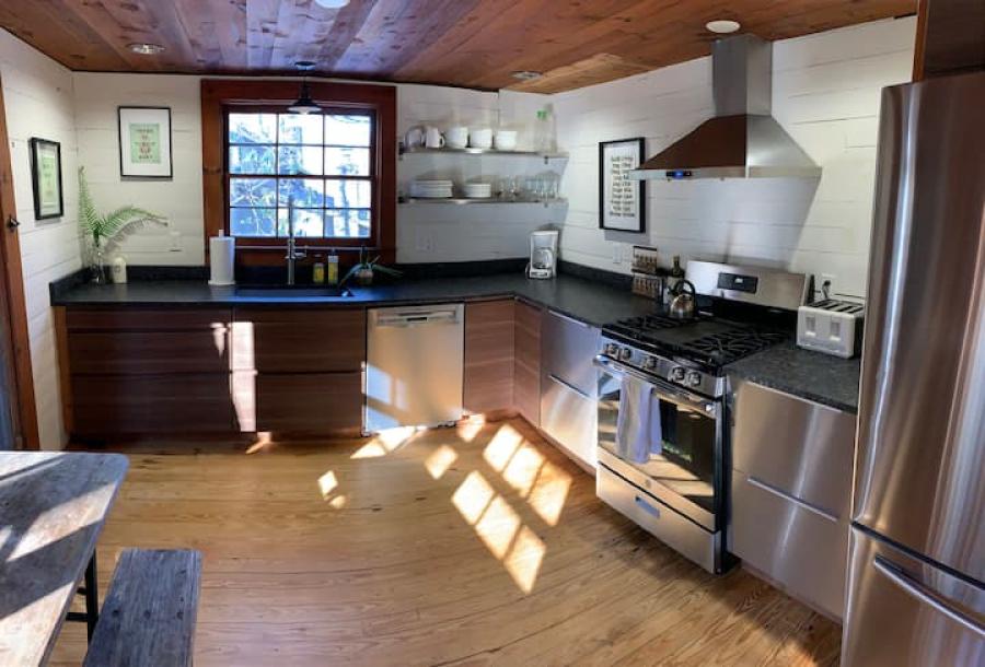 Entire cabin in Candler, North Carolina 4 guests2 bedrooms2 beds1 bath-16