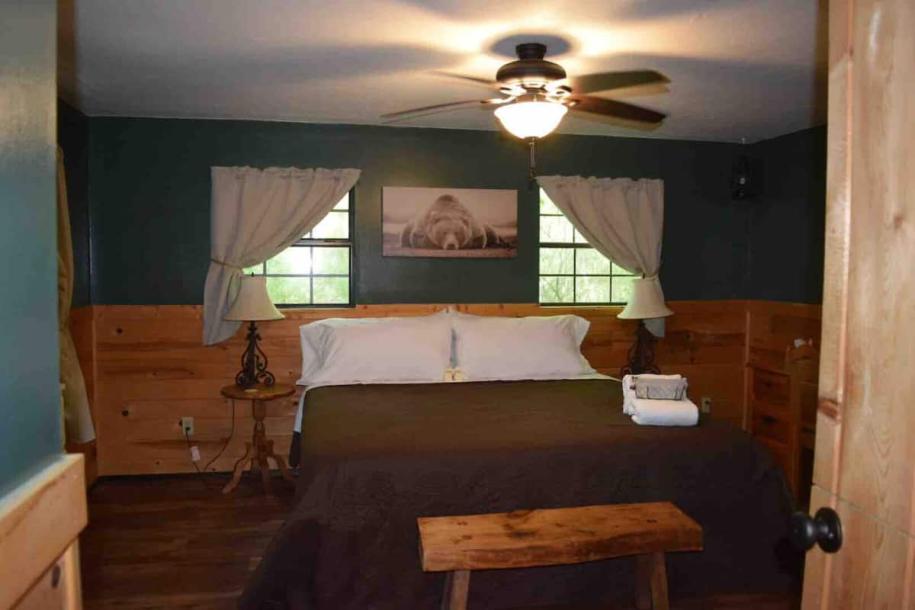 Entire cabin in Tellico Plains, Tennessee 4 guests2 bedrooms2 beds1 bath-9