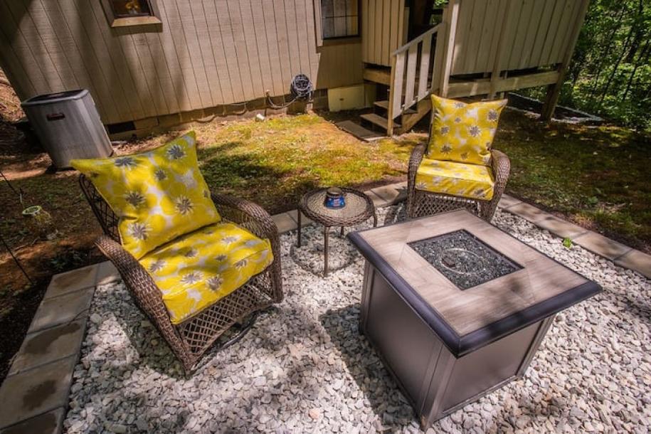 Entire cabin in Gatlinburg, Tennessee 2 guests1 bedroom1 bed1.5 baths-3
