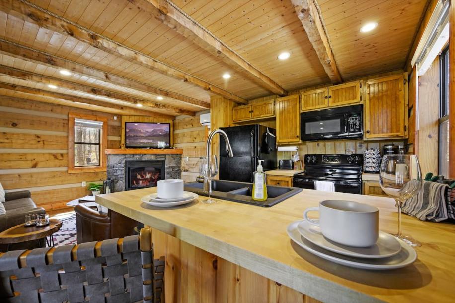 Entire cabin in Sevierville, Tennessee 2 guests1 bedroom1 bed1 bath-8