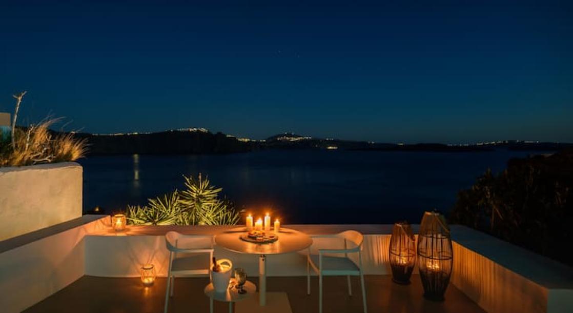 Cave in Thira, Greece 4 guests2 bedrooms3 beds2 baths-12
