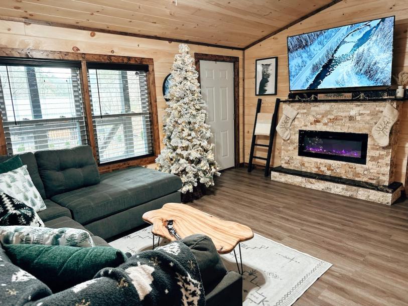 Entire cabin in Sevierville, Tennessee 6 guests2 bedrooms3 beds1 bath-17
