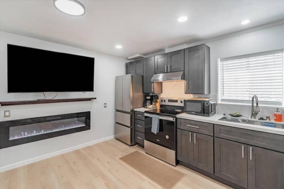 Entire home in Daly City, California 4 guests1 bedroom1 bed1 bath-7