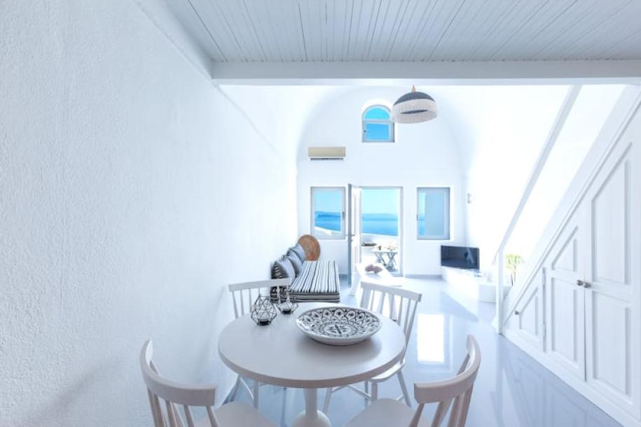 Entire home in Oia, Greece 5 guests2 bedrooms3 beds1 bath-13