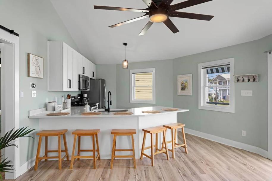 Entire home in Carolina Beach, North Carolina 4 guests2 bedrooms2 beds1 bath-6