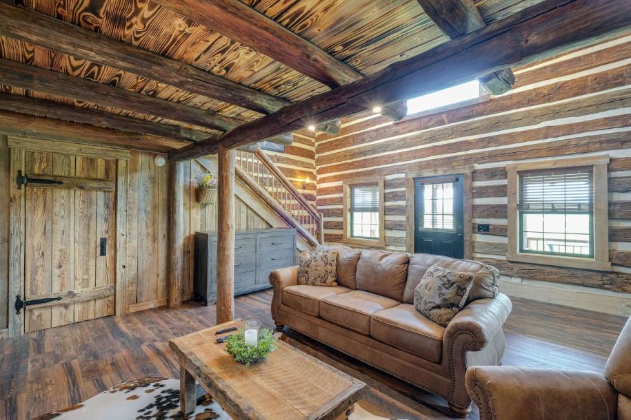 Entire cabin in Bedford, Virginia 2 guests1 bedroom1 bed1 bath-12