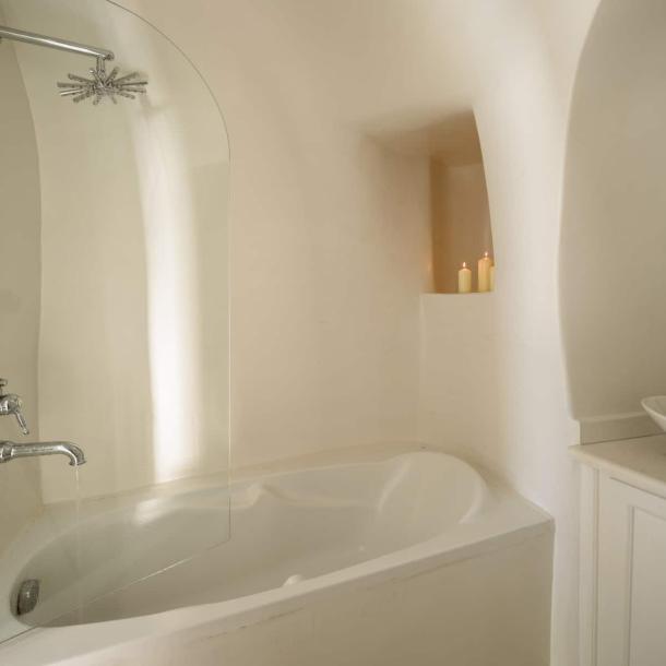 Cave in Thira, Greece 4 guests2 bedrooms3 beds2 baths-3