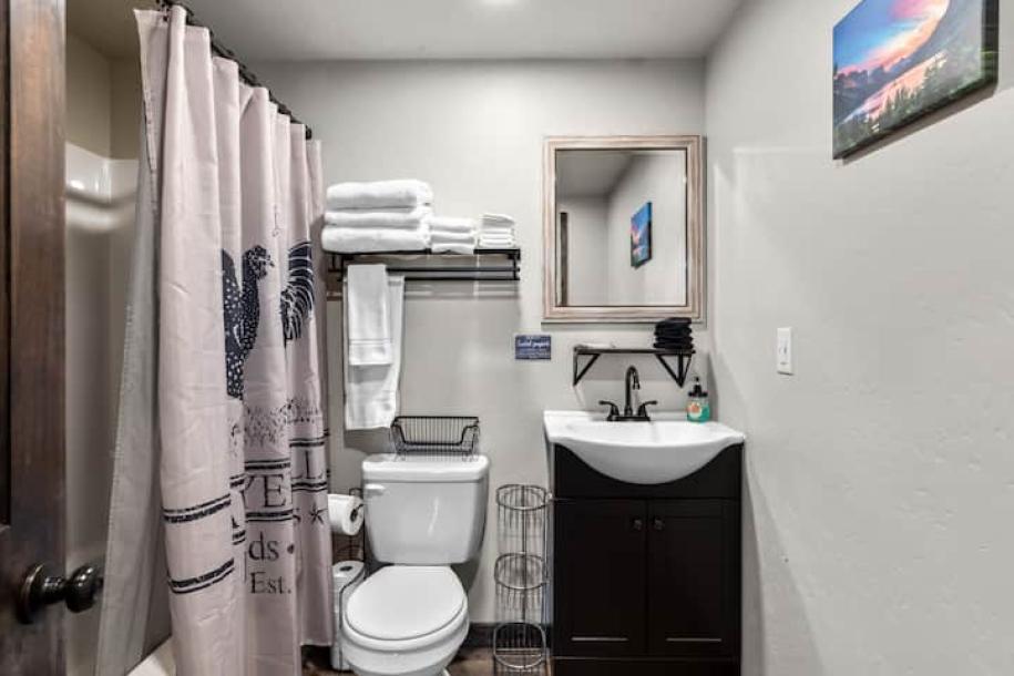 Entire cabin in Columbia Falls, Montana 4 guestsStudio2 beds1 bath-10