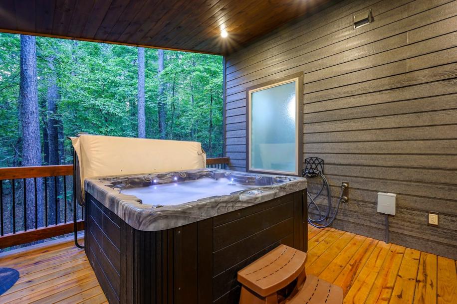 Entire cabin in Broken Bow, Oklahoma 2 guests1 bedroom1 bed1 bath-14