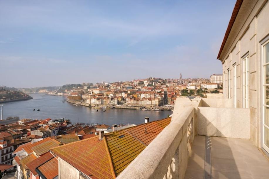 Entire rental unit in Vila Nova de Gaia, Portugal 2 guests1 bedroom1 bed1 bath-5