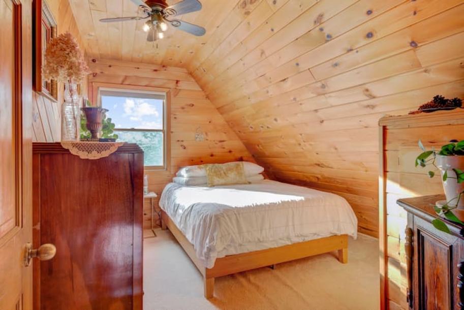 Entire cabin in Ferndale, New York 6 guests3 bedrooms4 beds2 baths-8