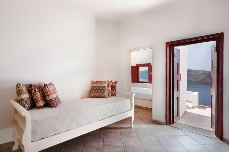 Cycladic home in Oia, Greece 5 guests2 bedrooms2 baths-16