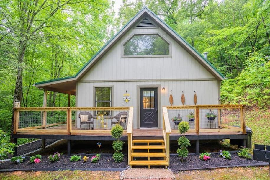 Entire cabin in Gatlinburg, Tennessee 2 guests1 bedroom1 bed1.5 baths-0