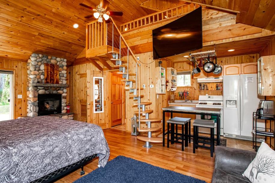 Entire cabin in Columbia Falls, Montana 4 guestsStudio2 beds1 bath-14