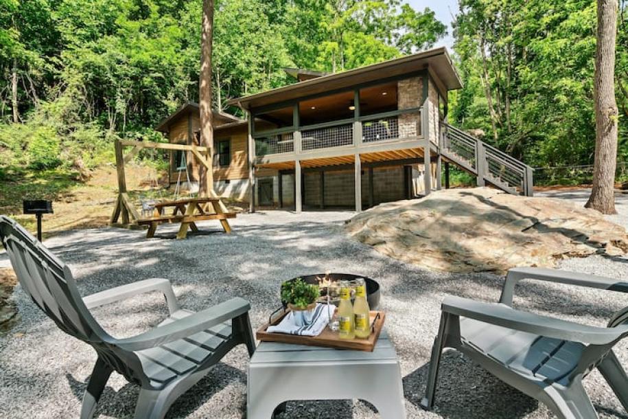 Entire cabin in Gatlinburg, Tennessee 2 guests1 bedroom1 bed1 bath-2