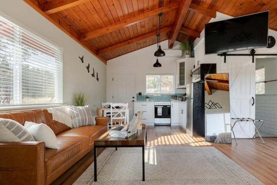 Entire cabin in Ahwahnee, California 3 guests1 bedroom1 bed1 bath-10