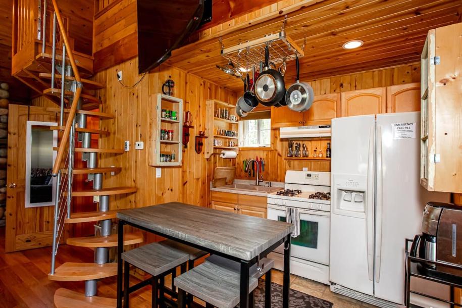 Entire cabin in Columbia Falls, Montana 4 guestsStudio2 beds1 bath-13