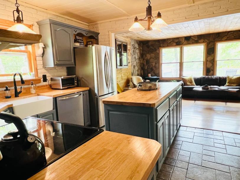 Entire cabin in Ferndale, New York 6 guests3 bedrooms4 beds2 baths-12
