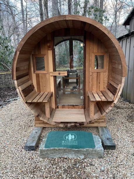 Entire cabin in Candler, North Carolina 4 guests2 bedrooms2 beds1 bath-8