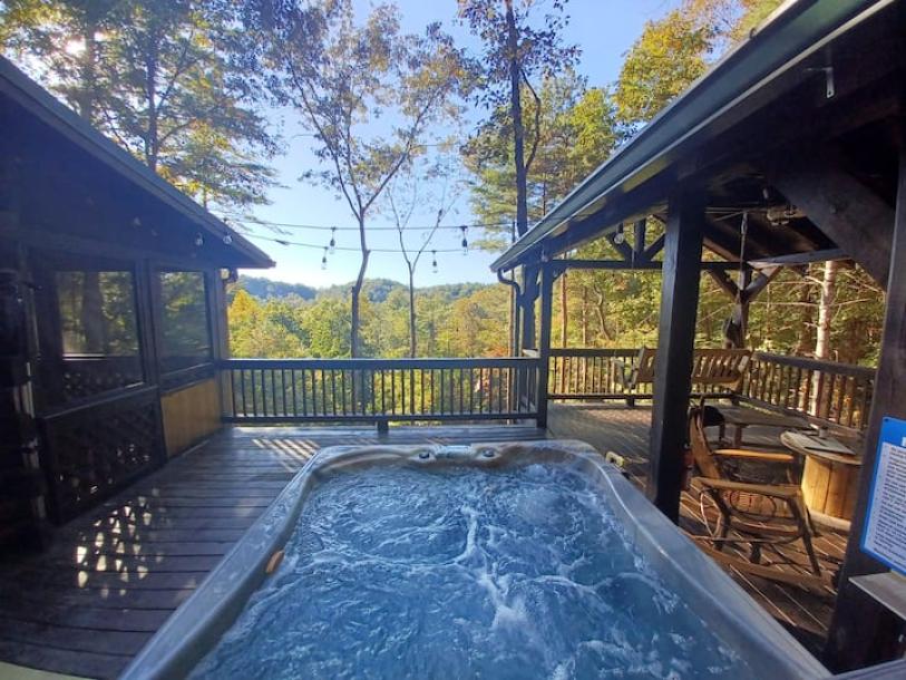 Entire cabin in Ellijay, Georgia 4 guests2 bedrooms2 beds1 bath-12
