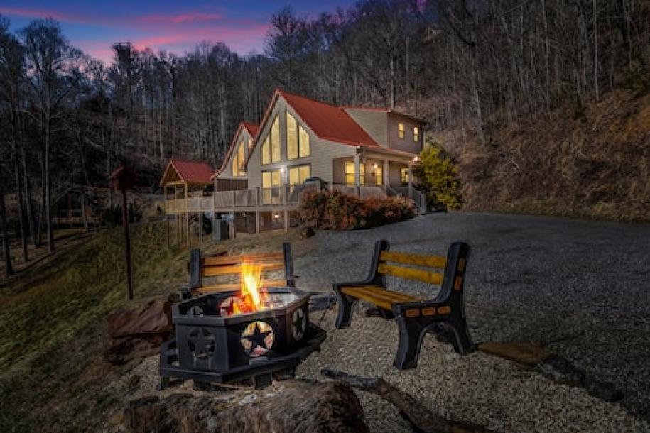 Entire cabin in Bryson City, North Carolina 4 guests2 bedrooms3 beds2 baths-0