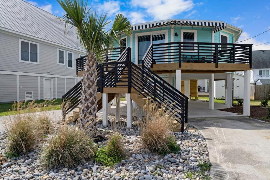 Entire home in Carolina Beach, North Carolina 4 guests2 bedrooms2 beds1 bath-0