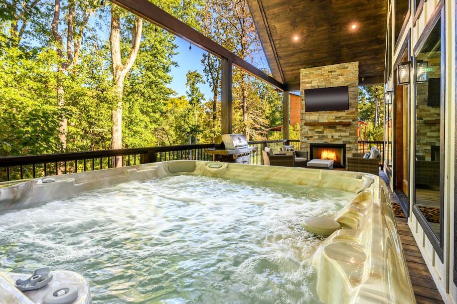 Entire cabin in Broken Bow, Oklahoma 8 guests3 bedrooms4 beds3 baths-1