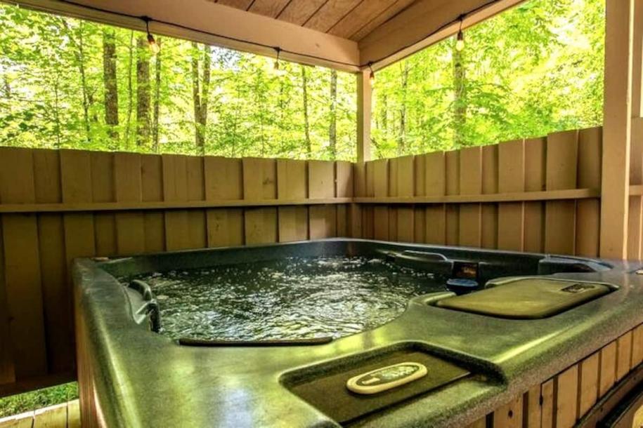 Entire cabin in Gatlinburg, Tennessee 2 guests1 bedroom1 bed1.5 baths-17