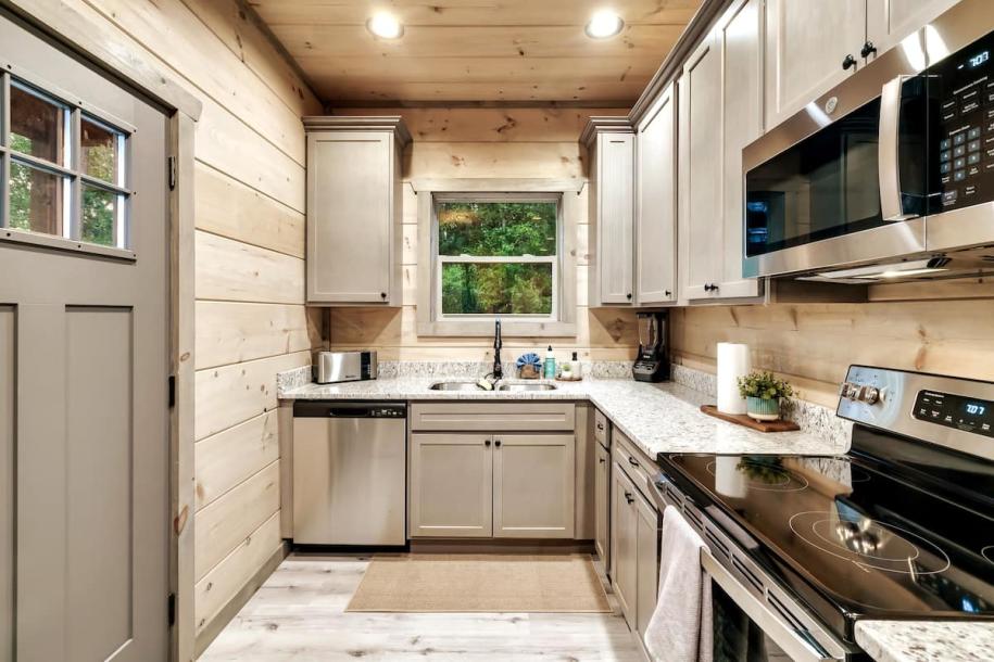 Entire cabin in Sevierville, Tennessee 8 guests2 bedrooms3 beds2 baths-13