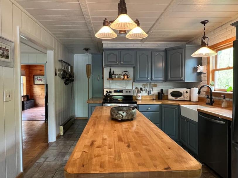 Entire cabin in Ferndale, New York 6 guests3 bedrooms4 beds2 baths-14