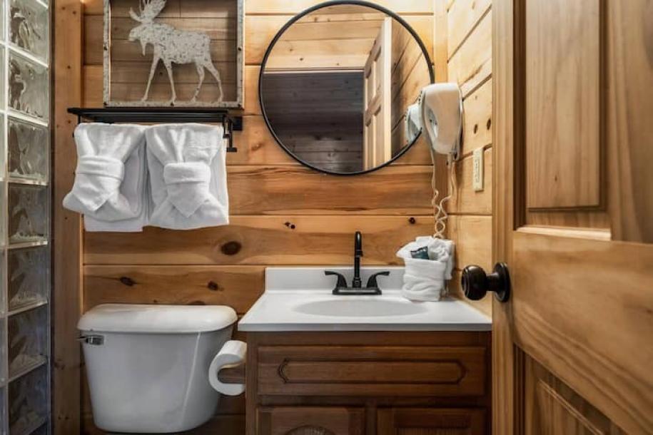 Entire cabin in Sevierville, Tennessee 6 guests1 bedroom3 beds2.5 baths-11