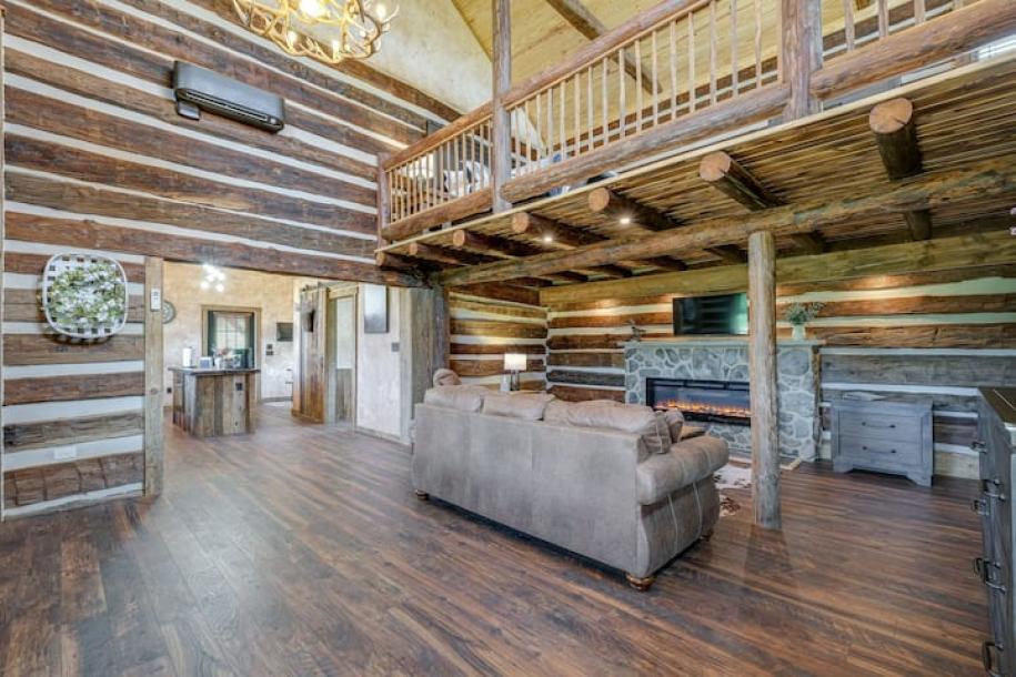 Entire cabin in Bedford, Virginia 2 guests1 bedroom1 bed1 bath-0