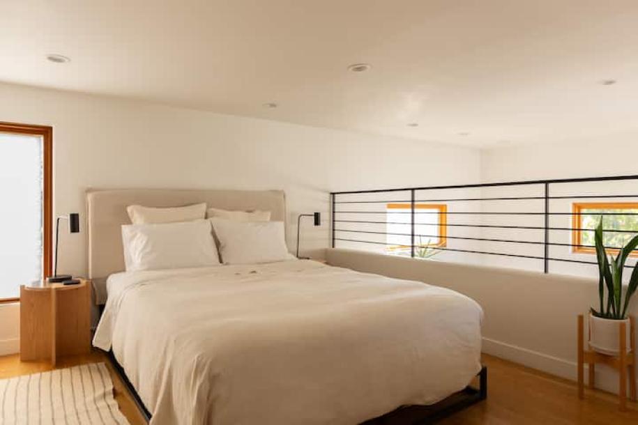 Entire guesthouse in Los Angeles, California 2 guests1 bedroom1 bed1 bath-4