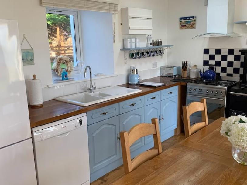Entire cottage in Staffin, United Kingdom 4 guests2 bedrooms3 beds1.5 baths-14